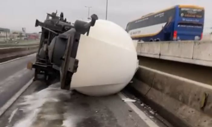 Caminhão tombado interdita completamente a BR 101 em Itajaí nesta manhã