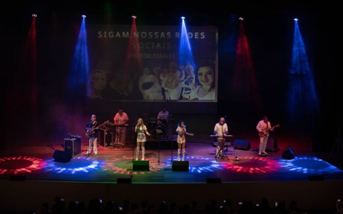 Los Kalas recriam os maiores clássicos de Elvis e ABBA em um show eletrizante (Foto: Pedro Oliveira)
