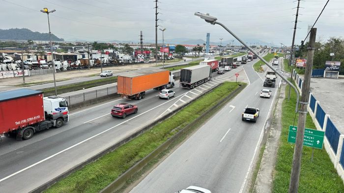 Caminhão bloqueou o sentido Curitiba por três horas nesta quarta-feira (Foto: Bruna Amorim)