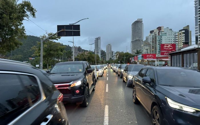 Pé d’água aliado ao sextou deixa filas quilométricas na região