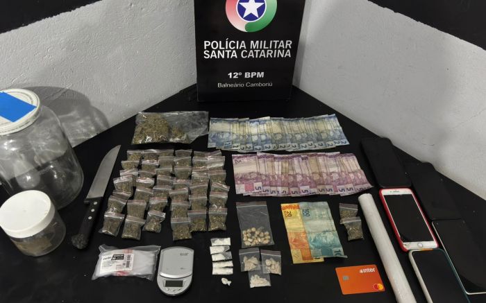 Legenda: PM flagrou drogas, dinheiro e celulares no bairro São Judas Tadeu (Foto: 12º BPM - IMPRENSA)