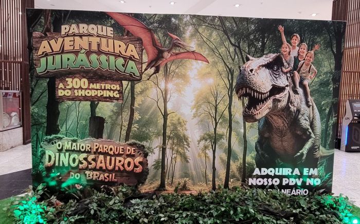 Legenda: O Parque Aventura Jurássica chega ao Balneário Shopping com entrada gratuita e muita diversão até 23 de outubro (Foto: Balneário Shopping)