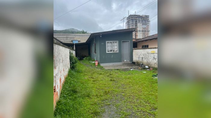 Mulher de 24 anos foi levada à delegacia após flagrante (Foto: Divulgação/PM)