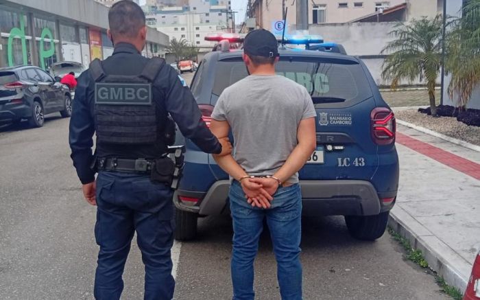 Fiat Palio bateu em dois carros estacionados no bairro Municípios (Foto: Divulgação/GMBC)