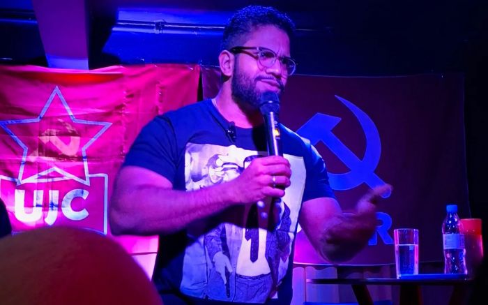 Jones participa de podcasts conservadores e daí vem parte da popularidade (foto:Divulgação/Hawkings Pub e Mat Moratelli )