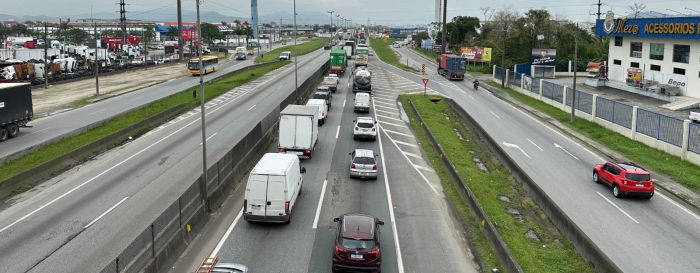Terça-feira começa com congestionamento pesado na BR 101