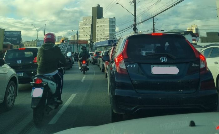 Congestionamento trava o centro de Itajaí e Balneário Camboriú
