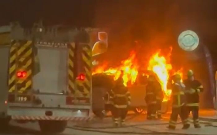 Incêndio atingiu Kombi no centro de Ilhota (Foto: Reprodução)