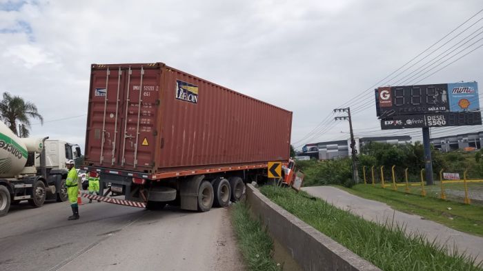 Arteris usa guinchos pesados pra tirar o veículo do local (Foto: Leitor Diarinho)