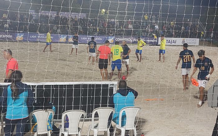 Seleção canarinho retorna à areia nesta quinta-feira contra o Peru (Amanda Moser)