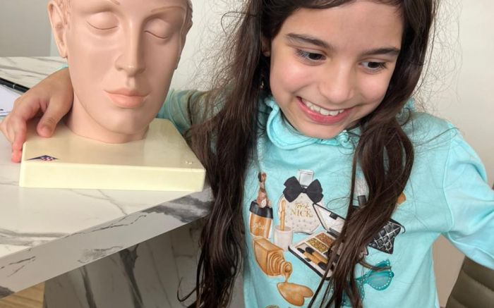 Família tenta arrecadar dinheiro para operação que pode reduzir em 90% as crises (Foto: Arquivo Pessoal)