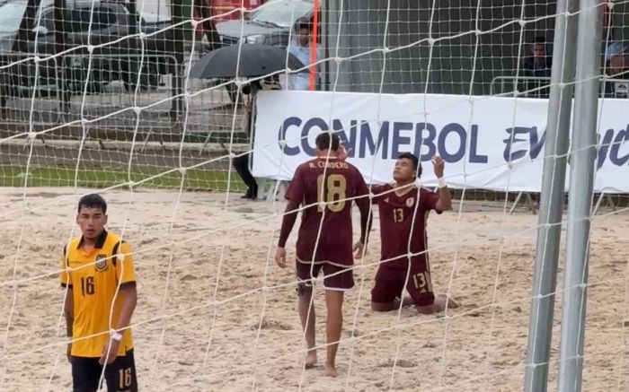 Legenda: A Venezuela mostrou força no Sub-20 e venceu o Equador por 6 a 2 pela Liga Evolución de Beach Soccer (Foto: Bruna Amorim)