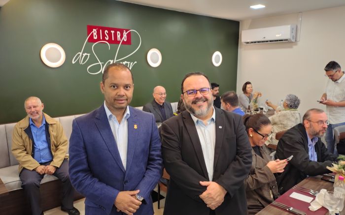 Vice-reitor Rogério Corrêa e o secretário de Turismo de Itajaí, Ronaldo Jansson Junior, falam da importância do Bistrô para a capacitação dos universitários (Foto: Fran Marcon)