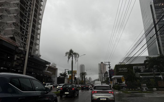Chuva ininterrupta deixa região completamente travada