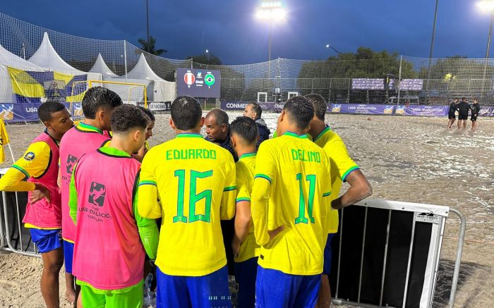 Mesmo com a chuva sem dar trégua, os jogadores não diminuíram a intensidade (Foto: Amanda Moser)