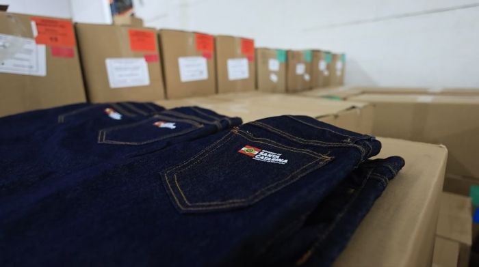 Kit também prevê jaquetas, camisetas, meias e tênis (Foto: Guilherme Bento/Secom SC)