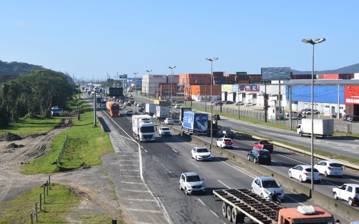 Segunda começa com congestionamento na BR 101 e fila no ferry boat