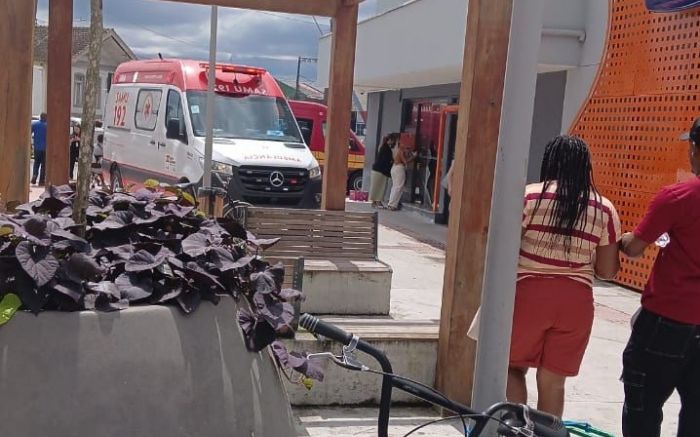 Agência do Itaú fica no centro de Navegantes, ao lado da igreja Matriz (Foto: Leitor)