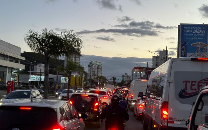 Trânsito engarrafado toma conta da região