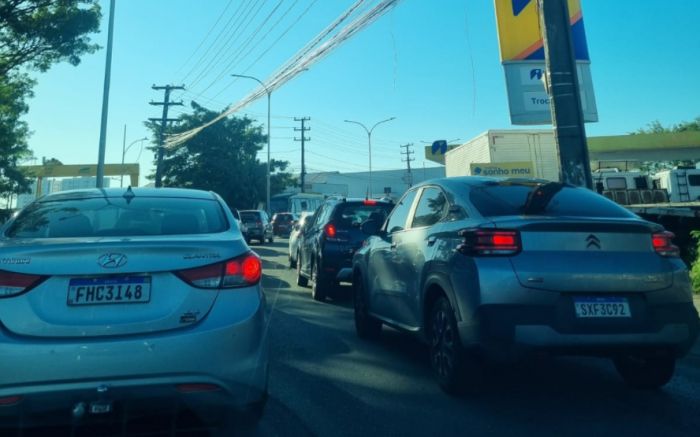 Trânsito em Itajaí e Balneário Camboriú também registra lentidão nesta manhã