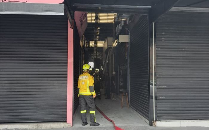 Vendedores combateram as chamas antes da chegada dos bombeiros (Foto: Divulgação/CBMSC)