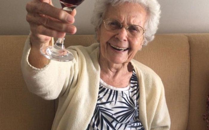 Dona Clarinda tomava sempre um cálice de vinho aos domingos (Foto: Acervo pessoal)
