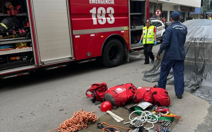 Queda aconteceu por volta das 10h, na rua 266, no bairro Andorinha (Divulgação CBMSC)