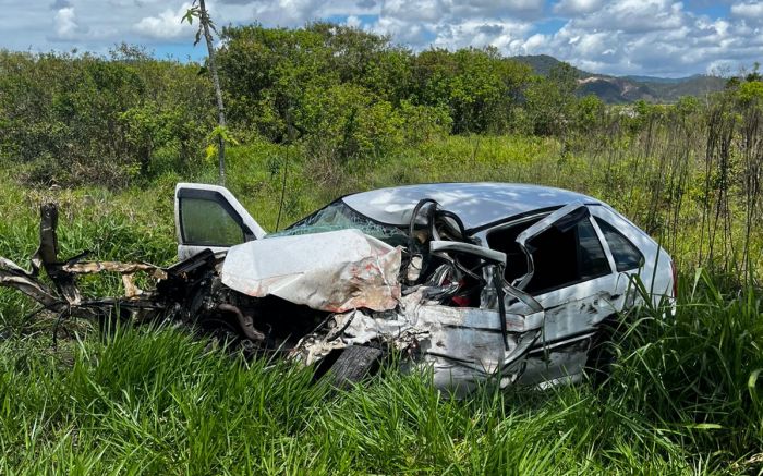Motorista do carro morreu preso às ferragens após colisão com caminhão (Foto: Divulgação CBVI)