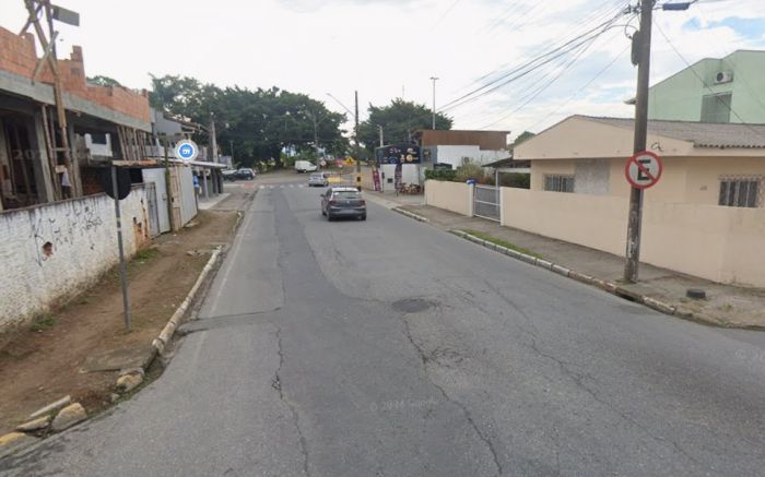 Rua Luiz Lopes Gonzaga passará a ser sentido único após o cruzamento com a rua Pedro Batista da Silva (Foto: Reprodução/Google Street View)