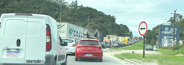Motoristas enfrentam filas na BR 101 nesta manhã