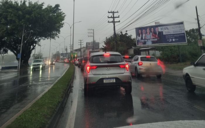 BR 101 está travada entre Itajaí e Balneário Camboriú
