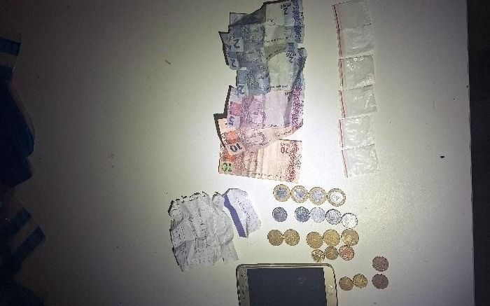 Drogas e celular foram apreendidos durante a abordagem (Foto: PM)