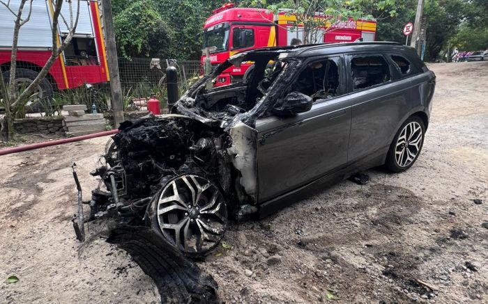 Equipes usaram 18 mil litros de água pra controlar o fogo (Foto: CBMSC)
