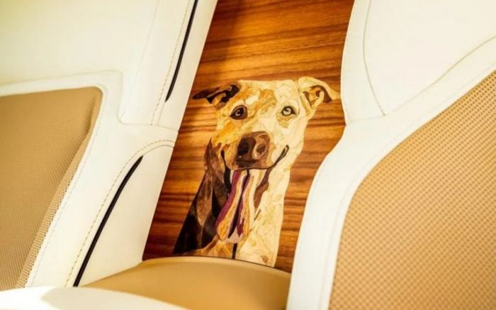 Modelo exclusivo traz retrato entalhado em madeira, pegadas personalizadas e acabamento inspirado nas cores do pet (Foto: Divulgação)