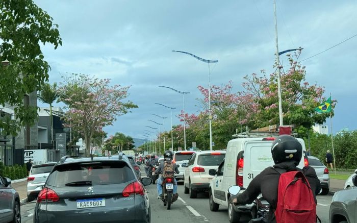 Congestionamento na BR 101 afeta acesso ao ferry boat em Itajaí