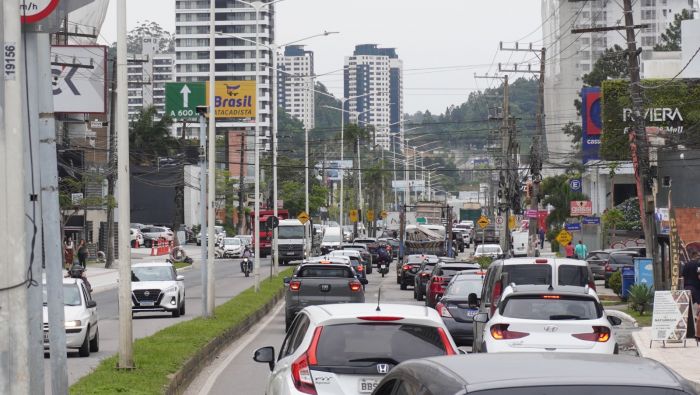 Hora do rush tem longas filas nos principais acessos de Itajaí