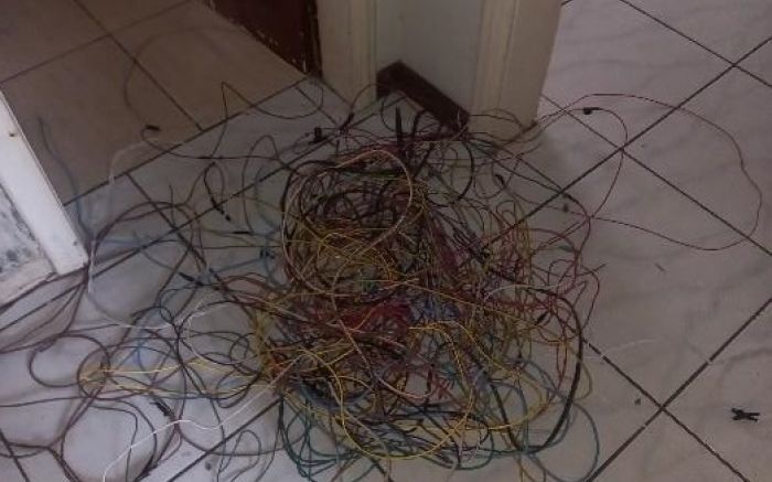Parte da fiação e outros materiais já estavam separados pra ser levados (Foto: Divulgação/PM)
