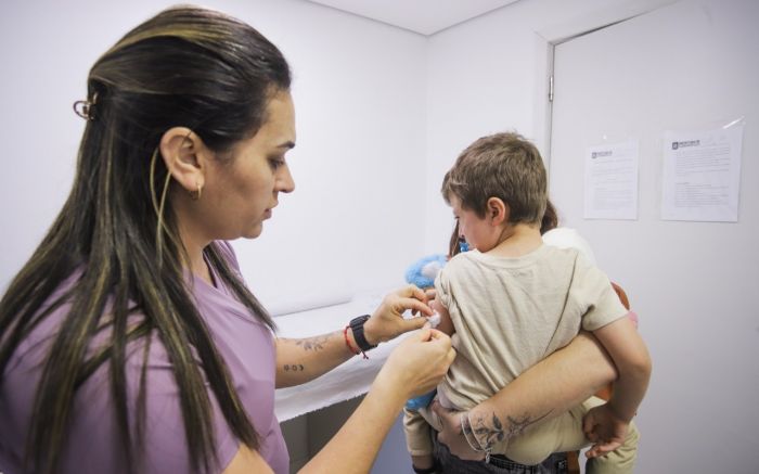 Unidades de saúde seguem com a atualização das vacinas infantis em todo o estado (Foto: Andy Puerari/PMF)