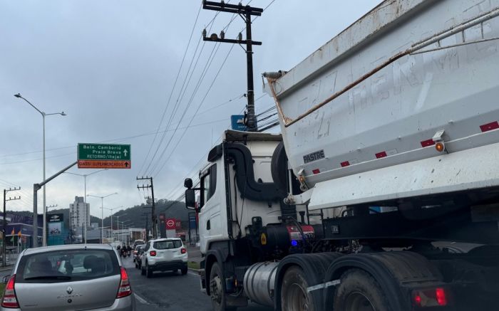 BR 101 em Itajaí tem as duas faixas congestionadas