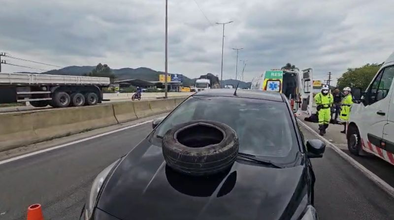 Motorista foi levado para atendimento médico após ser baleado e detido  (foto: reprodução)