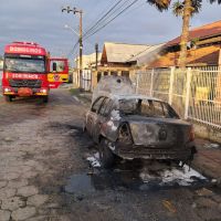 Carro é incendiado por ex namorada da vítima