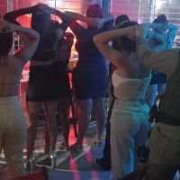 Dono de pub é preso e público espantado com gás de pimenta