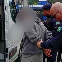 Ladrão furta celular enquanto dono ia ao banheiro em Balneário Camboriú