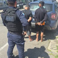 Dois homens são presos com R$ 2 mil em baterias furtadas em Balneário Camboriú