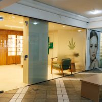 Primeira farmácia do Brasil exclusiva para cannabis inaugura no sul