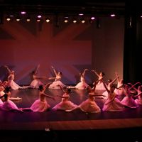 Bailarinos apresentam espetáculo inspirado em Alice no País das Maravilhas em BC