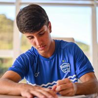 Revelação de 17 anos do Barra assina primeiro contrato profissional