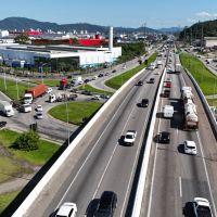 Faixa da BR 101 entre Penha e Itajaí está travada