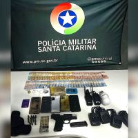 PM atende pedido de socorro e prende homem com drogas, arma e R$ 900 em Itajaí