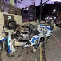Carro acerta poste, capota e motorista foge em Porto Belo